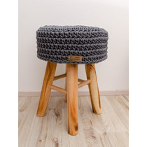 Dřevěná stolička s háčkovaným potahem 43x30 cm - tmavě šedá